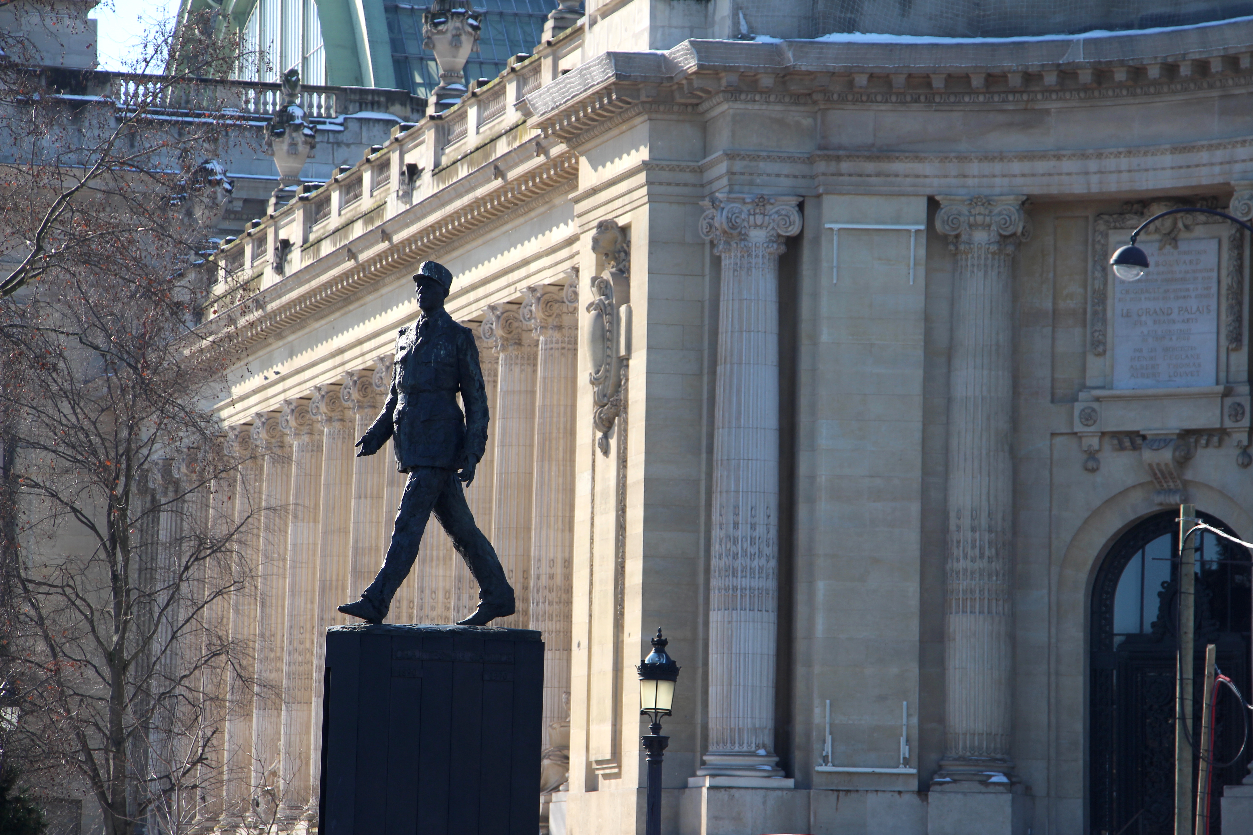 paris statue - charles de gaulle